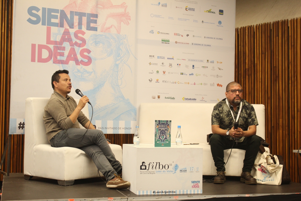 John Naranjo (izquierda) y Oscar Pantoja (derecha) llevan una amistad de 20 años y juntos construyen biografías gráficas. Foto por: Silvia Bayona|||