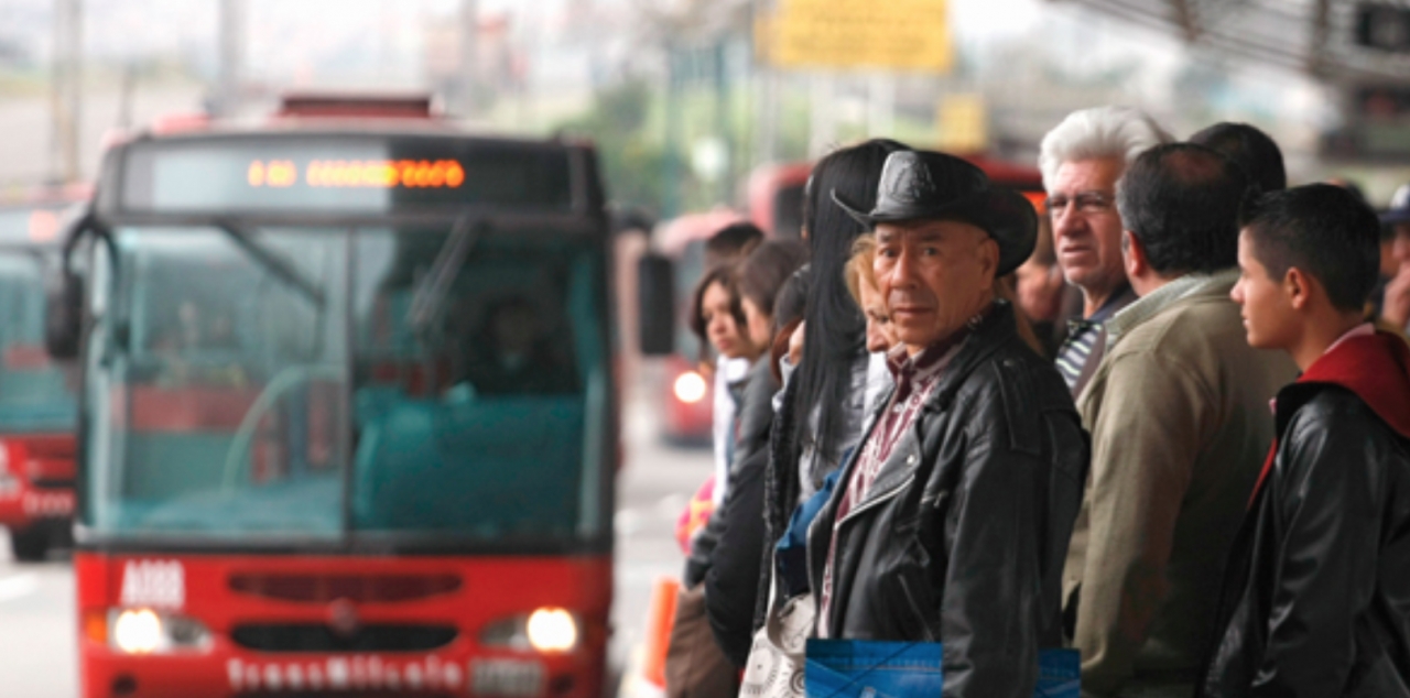 “Aquí te acostumbras a ser ignorado”: el día a día de un vendedor informal de la tercera edad en Transmilenio