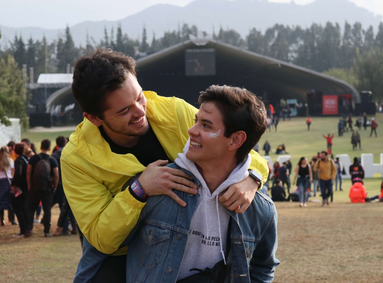 En el primer día, el Festival Estéreo Picnic recibió a más de 25.000 personas en el Campo de Golf Briseño 18.|Los festivaleros tuvieron la oportunidad de divertirse junto a sus seres queridos.|La lluvia no fue impedimento para que los asistentes disfrutaran del festival.|Cada asistente eligió su mejor atuendo para disfrutar del FEPX.|Durante el primer día, más de 21.000 personas siguieron la transmisión vía streaming.|En el segundo día, el Festival Estéreo Picnic recibió a más de 30.000 personas.|En el FEP no solo se respiró música, también amor.|Las muestras de afecto amenizaron el festival de música más importante de la capital.|Las miradas se intensificaron en la decima edición de ‘Un Mundo Distinto’.|En el tercer día, 32.000 personas disfrutaron del cierre del festival que cumplió diez años.|En el Festival Estéreo Picnic, el amor es de todos los colores.|El amor latió al compás de la música.|El pasión y la música se reflejaron hasta el final en todos los rincones del evento.|||