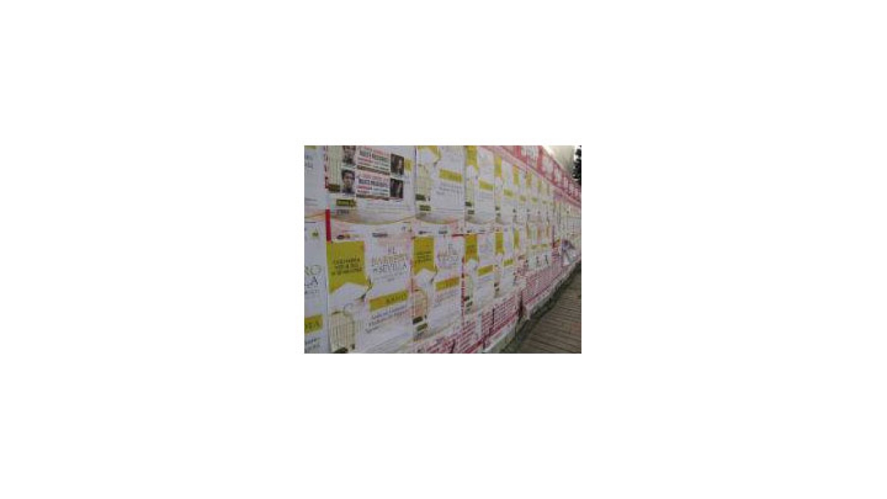 Muros invadidos por carteles promocionales