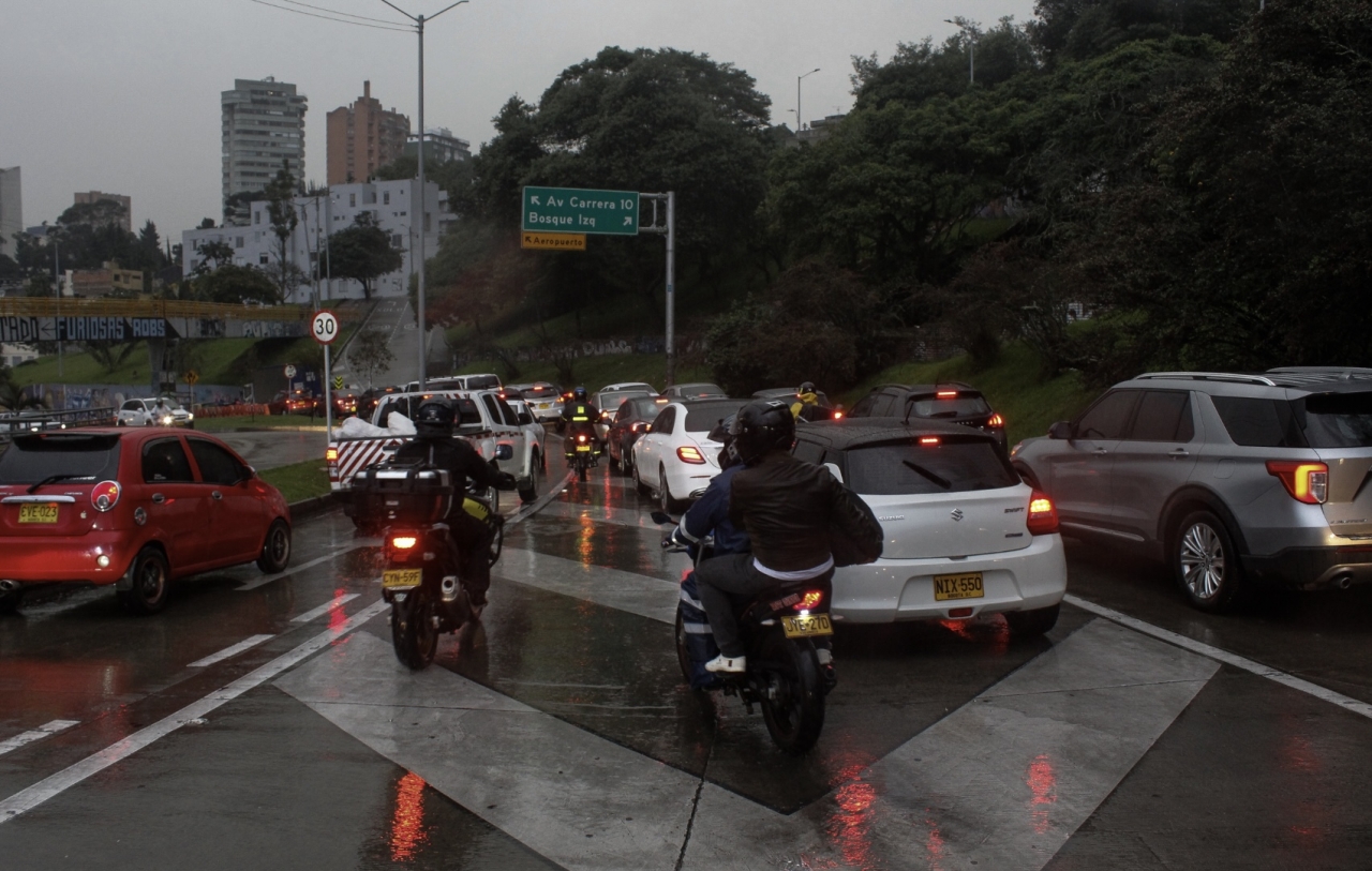 Tr&aacute;fico de Bogot&aacute; bajo la lluvia|||