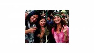Tres asistetes al evento recordando su años de juventud.|||