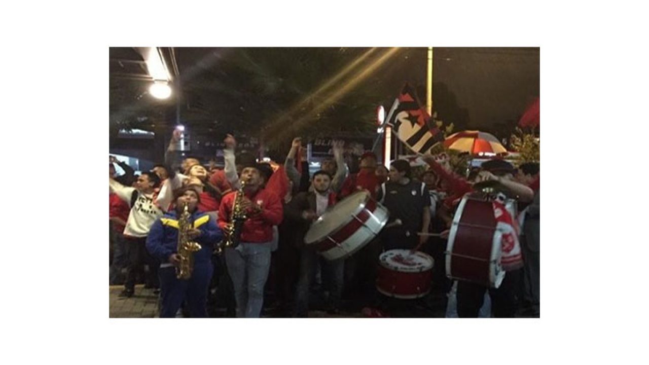 Hinchas cardenales en el Hotel Dann Carlton, sitio de concentración de Santa Fe.|||