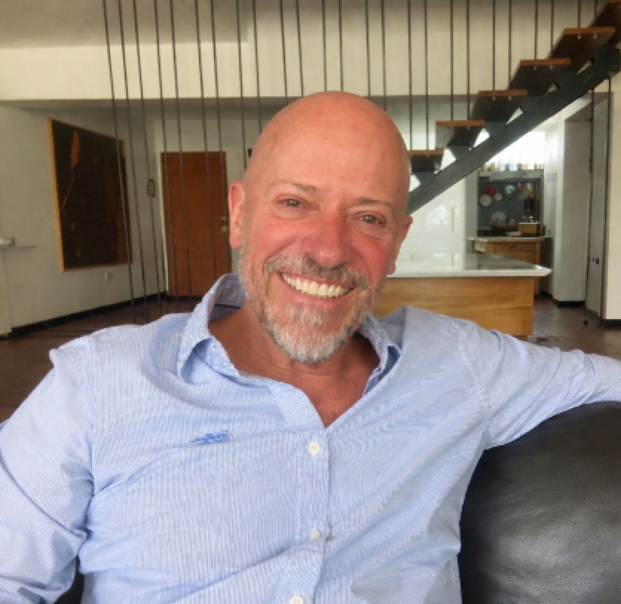 Diego sonriendo en la sala de su casa.|||