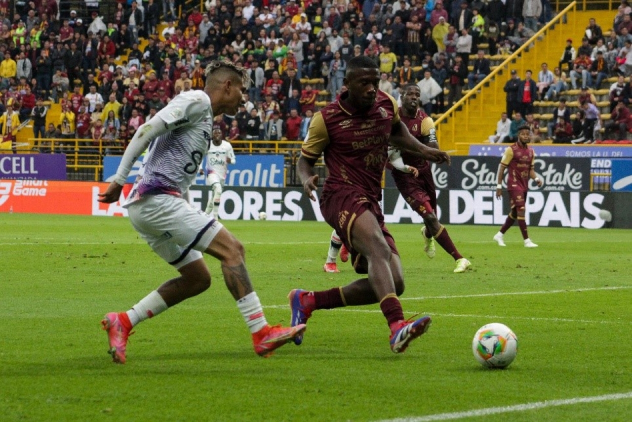Fortaleza vs Tolima sábado 15 de marzo.|El arquero de Deportes Tolima, Fiermarin Forlan, (22) durante el partido fue puesto a prueba cinco veces de las cuales pudo atajar cuatro y recibió un gol.|Fortaleza CEIF cometió 13 faltas durante todo el partido y tuvo cuatro jugadores amonestados con tarjeta amarilla.|Deportes Tolima ganó el 52% de los duelos y cometió seis faltas, además de lograr bloquear tres tiros.|Fortaleza CEIF fue el equipo que más duelos aéreos ganó con el 61%, mientras que Tolima tuvo 26 despejes exitosos.|Fortaleza dominó el juego durante la primera parte y los primeros 15 minutos del segundo tiempo. En total obtuvo el 57% de la posesión del balón.|El equipo Pijao, tuvo 14 tiros (6 a puerta) mientras que los Amix tuvieron 11 tiros (5 a puerta) durante todo el partido.|Ninguno de los dos equipos fue salvado por el palo, ningún tiro durante el partido chocó contra el arco.|Uno de los jugadores destacados del partido para el equipo local fue Jerónimo Barrera (25) que jugó los 90 minutos.|Fortaleza en la actual liga 2025-1 ha tenido dos victorias, dos empates y cuatro derrotas para un total de ocho puntos en ocho partidos.|||