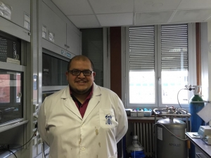 El científico Edwin Baquero en el Laboratorio de Física y Química de Nano Objetos en Toulouse, Francia. 2015.|||