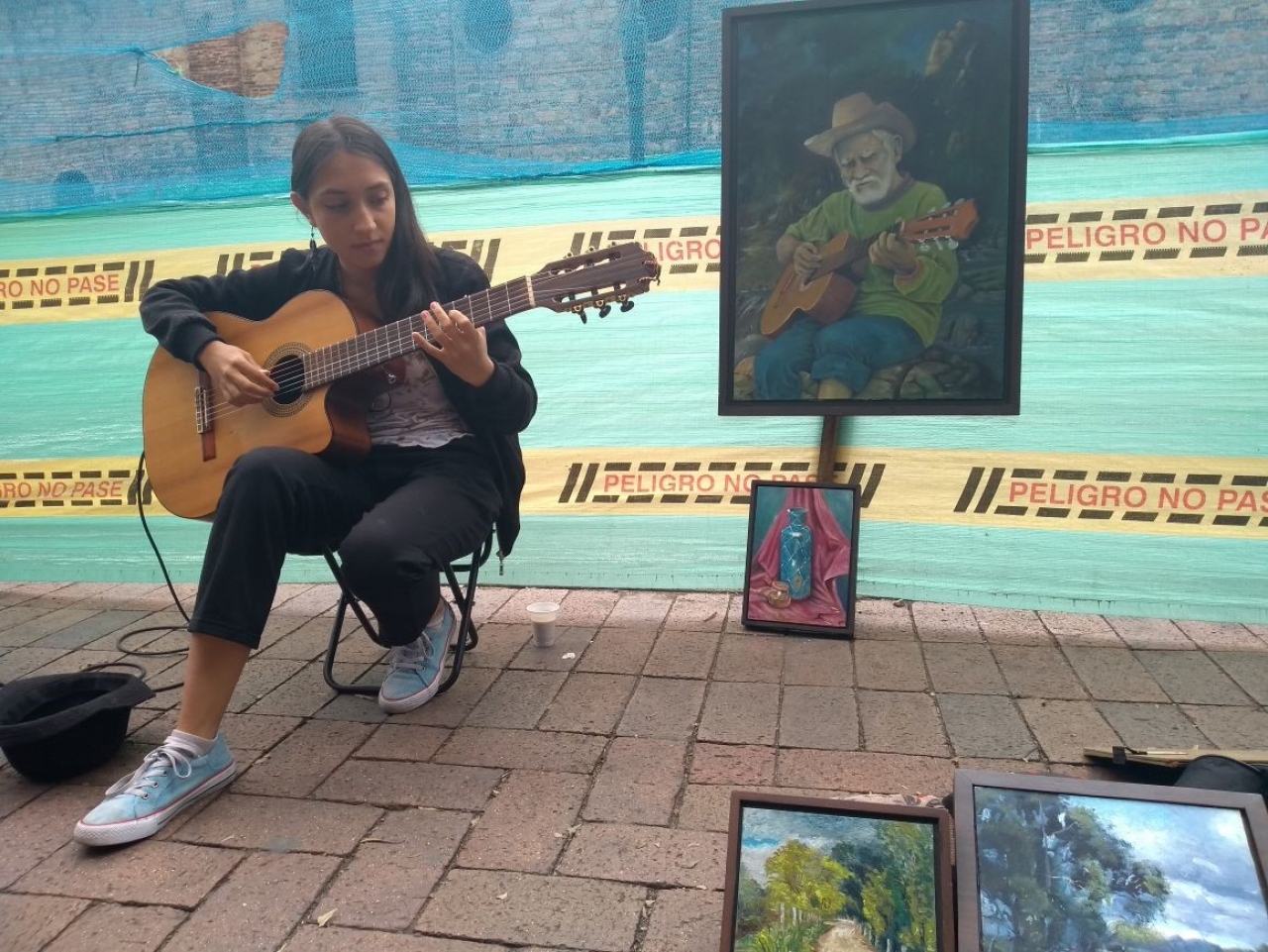 Isabela Ordoñez, guitarrista del centro de Bogotá.|||