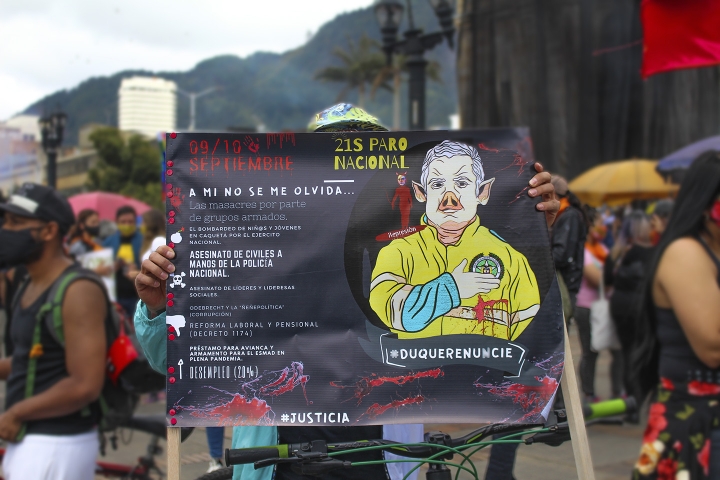 Este 21 de octubre de 2020, diversas personas se manifestaron en la Plaza de Bol&iacute;var, en el centro de Bogot&aacute;.