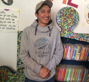 Carlos Solano, cofundador de la biblioteca comunitaria Violetta.|“Somos una escuela de sueños” —Biblioteca comunitaria Violetta.|Cada marioneta representa un derecho  fundamental de los niños.|Carlos y su esposa Leidy han restaurado artículos de segunda mano para decorar la biblioteca.|Algunas artesanías están inspiradas en obras literarias.|||