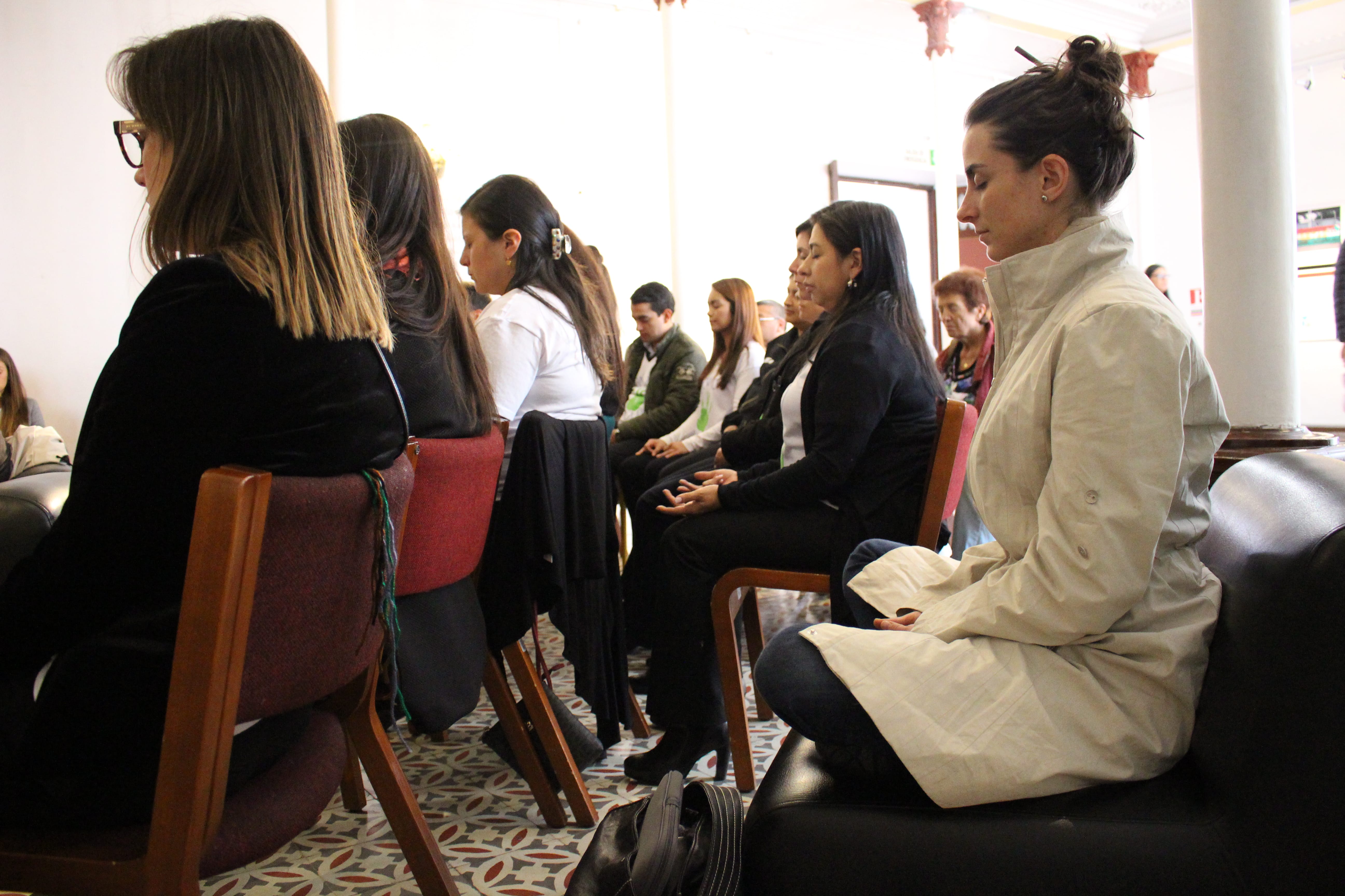 Actividad realizada en sede Claustro con motivo de enlazados por la paz.|Alex Estreauble en meditación junto con el publico participante de la actividad de Enlazados por la Paz|Alex Estreuble director del programa Mindfulness de la Universidad del Rosario|Auditorio participante en actividad de Enlazados por la Paz el pasado agosto|||