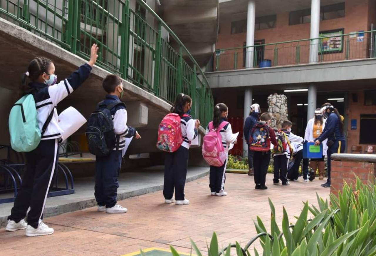 Cuarentena y presencialidad, los estudiantes de Bogotá regresan a las aulas en un modelo mixto