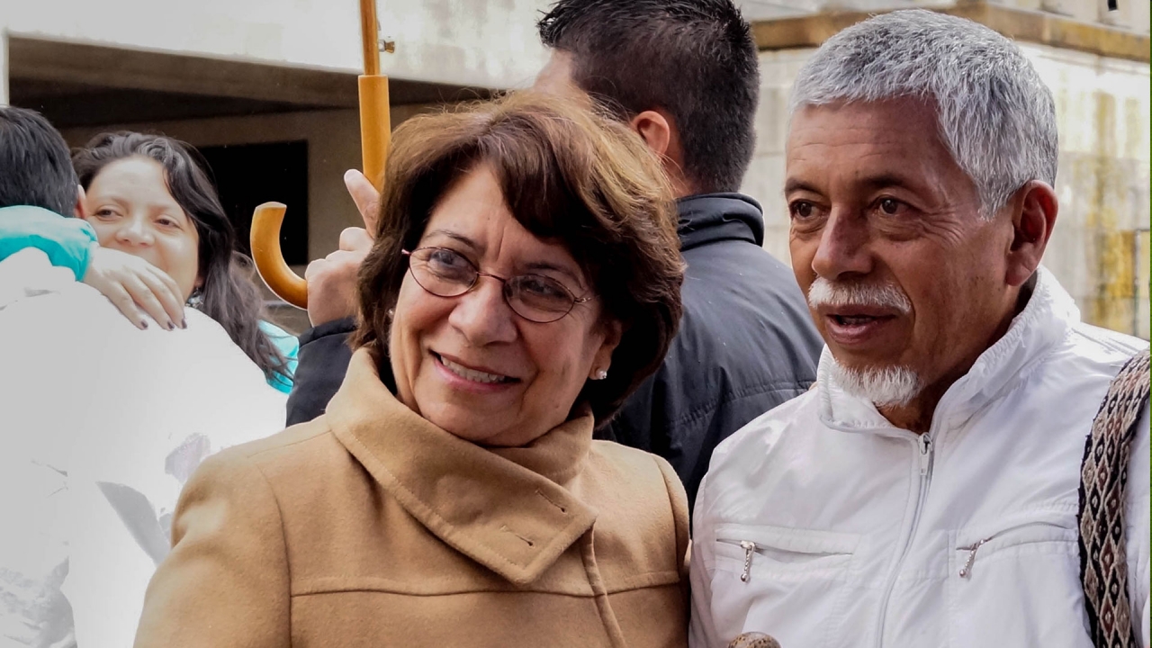 Plaza de Bolivar||||Antanas Mokus acercándose a su puesto de votación en la Hemeroteca de la Universidad Nacional||||