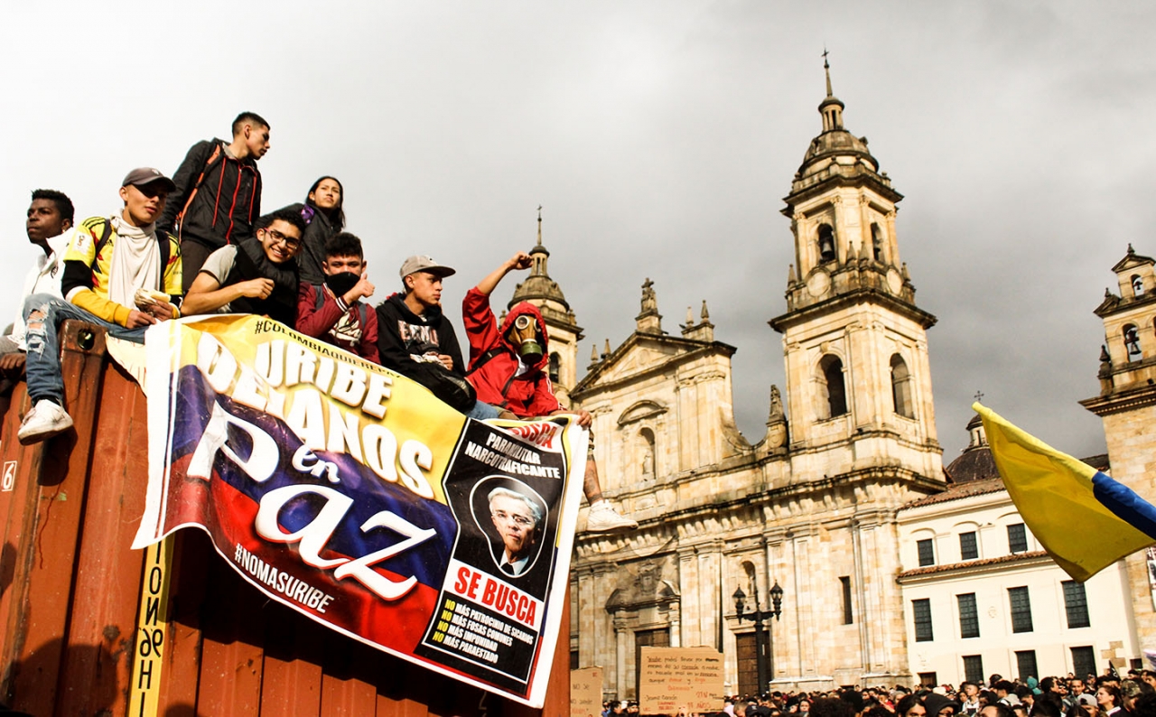 Protestas frente a la Plaza Simón Bolívar el 22N, horas antes del toque de queda en Bogotá|||