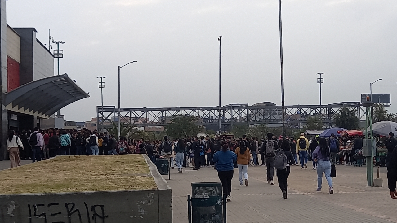 Tras las rejas del transporte: la travesía diaria de los usuarios frente a los torniquetes ‘anticolados’