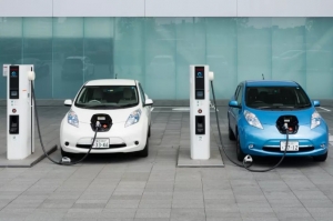 Estación de carga para carros eléctricos en uso.|||