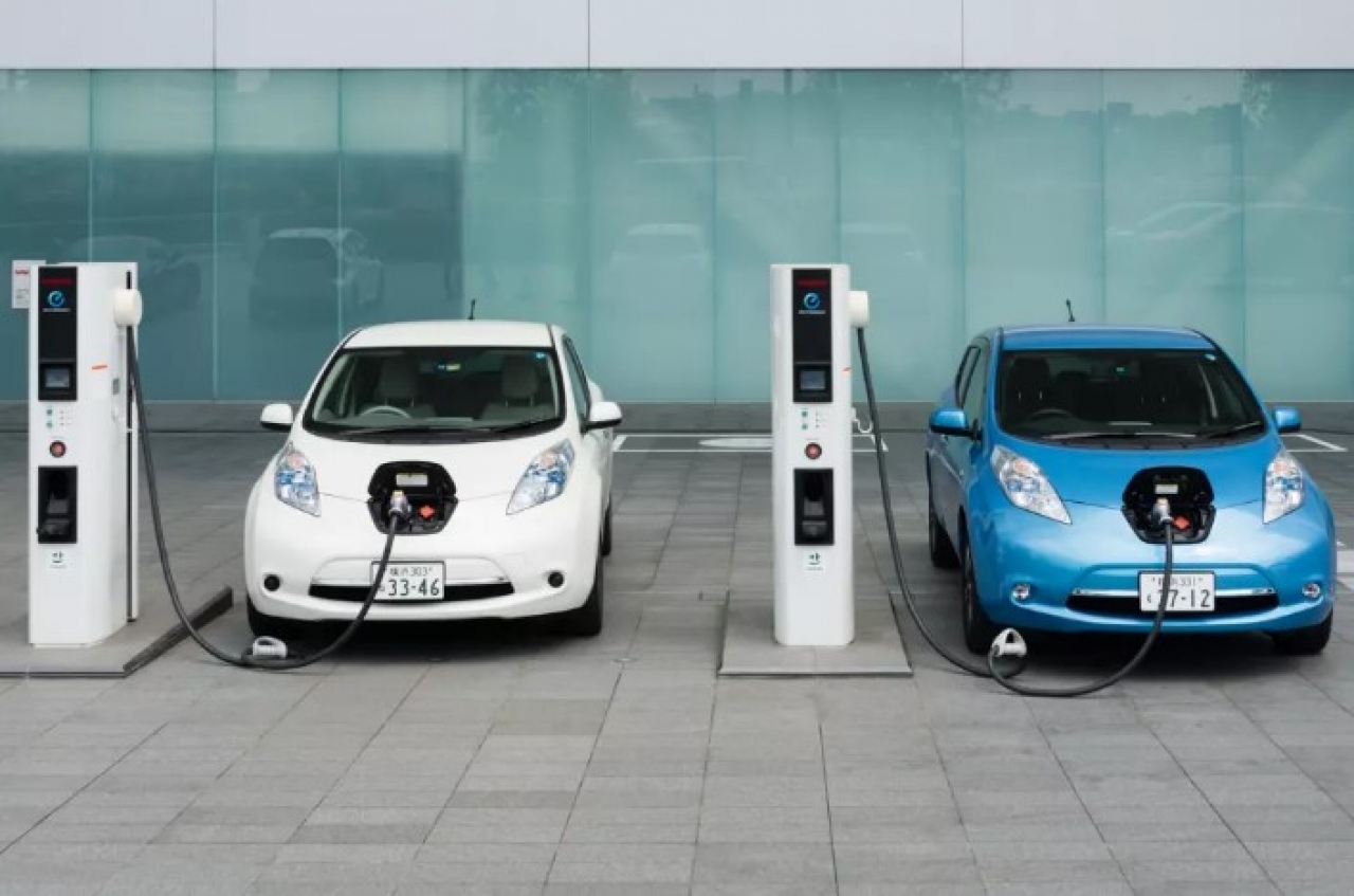 Estación de carga para carros eléctricos en uso.|||
