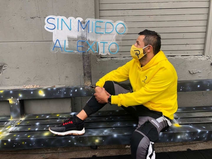 Alejandro Ram&iacute;rez contemplando su frase representativa