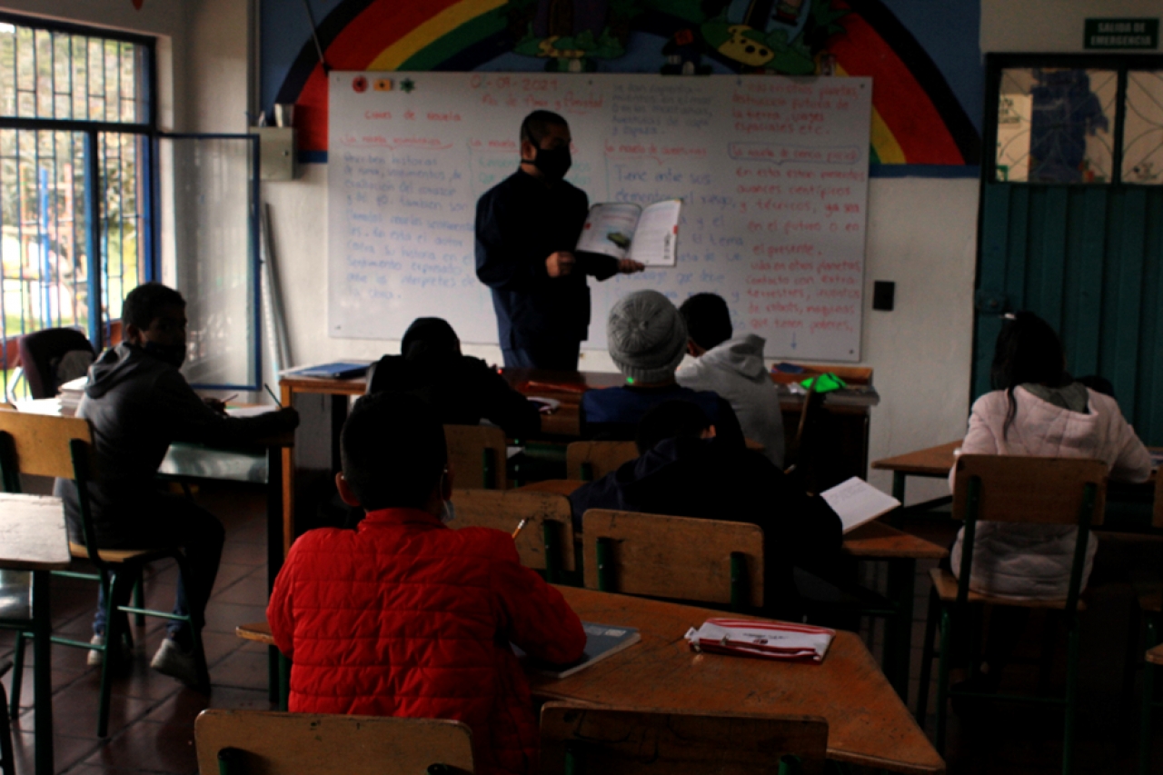 Profesor dictando clase presencial en medio de la pandemia Covid 19 en Colombia Agosto 2 de 2021|||