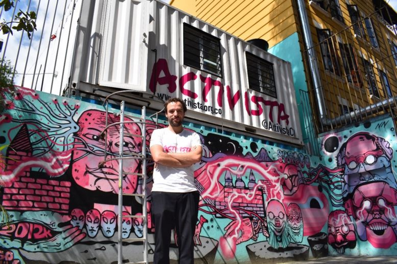 Con este contenedor en el Parque del Virrey con Carrera 15 como sede de campaña, Luis Ernesto Gómez busca ser un alcalde ‘Activista’.|||