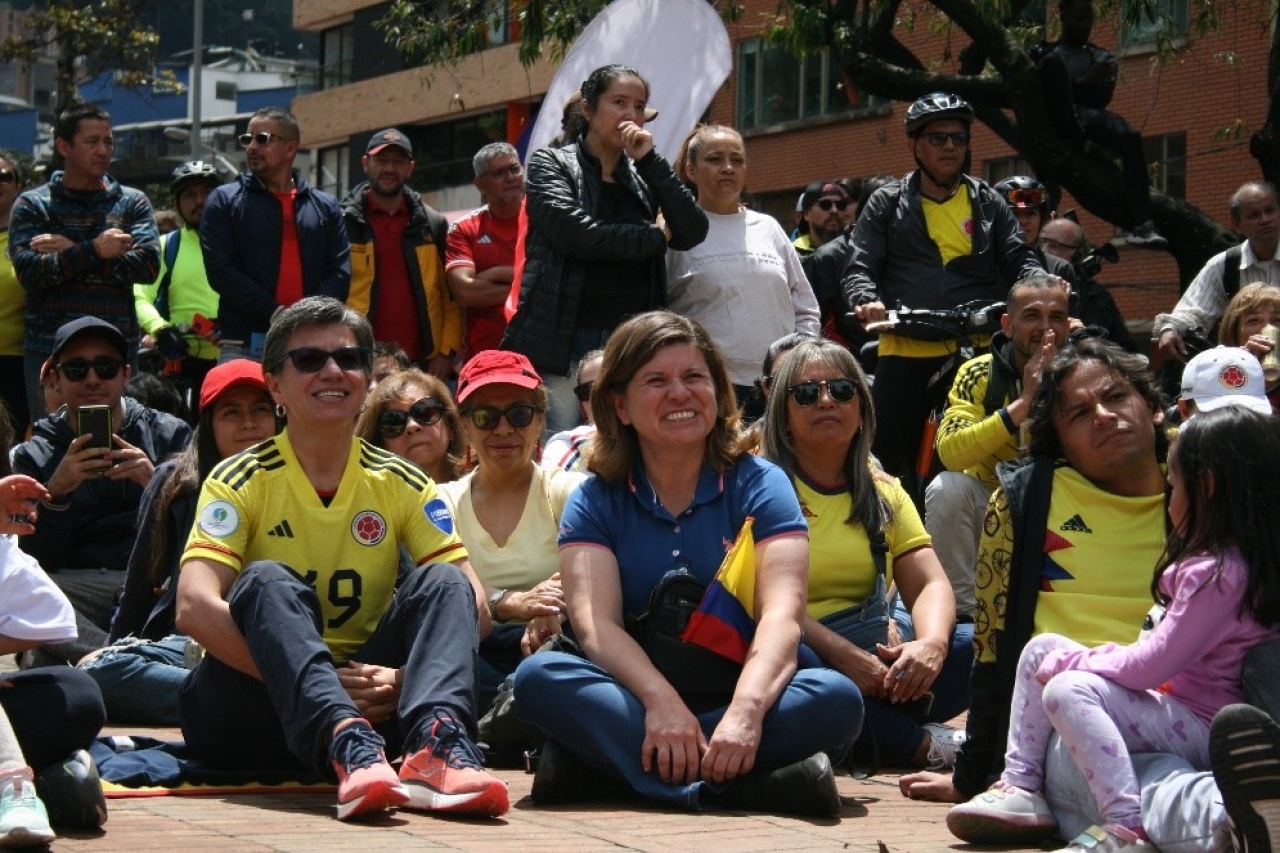 Blanca Inés Durán junto a la alcaldesa Claudia López viendo la final el pasado domingo en el parque de los Hippies|||