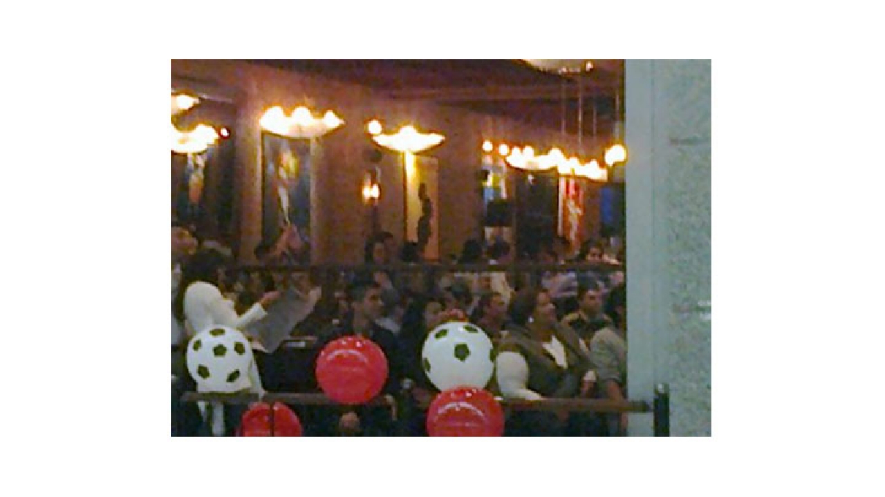 Aficionados esperando el gol en Gran Estación.|||