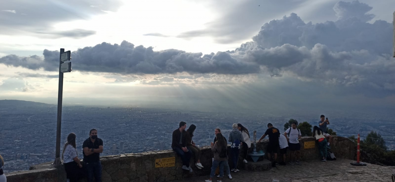 Desde el cerro de Monserrate se puede ver la polución atmosférica y el smog en Bogotá.|||