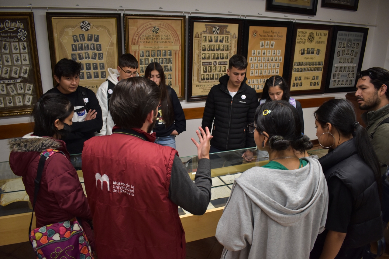 Entre las actividades de la noche, la Universidad del Rosario abrió su sede Claustro para hablar de la historia de la Institución|||