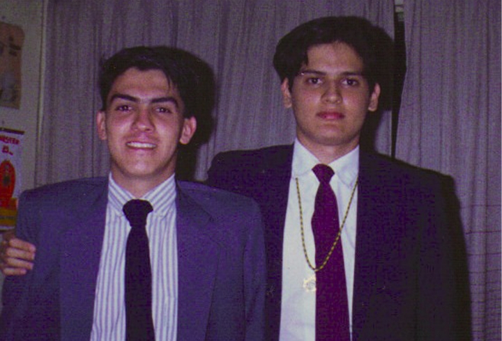 Diego Arake (izquierda) junto a un amigo, cuando ambos eran menores de edad. Fotograf&iacute;a de la &eacute;poca en que Diego estuvo presente como rescatista en Armero