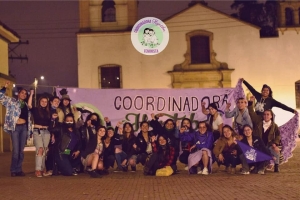 Miembros de Hyntiba (algunas talleristas y participantes)|Reunión de Hyntiba Feminista|Mujer participante de una de las actividades culturales|Mujeres trabajando en el cartel Hyntiba Feminista|||