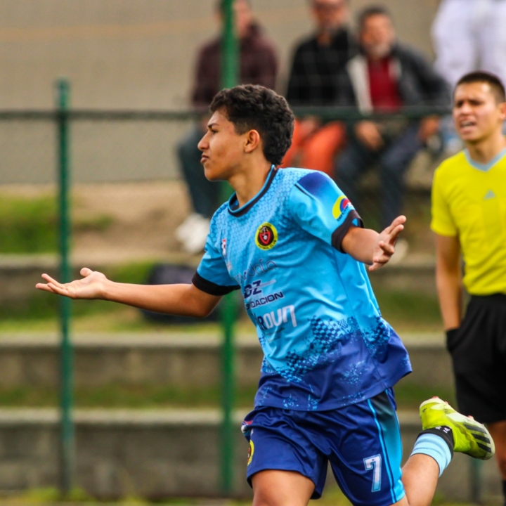 Celebraci&oacute;n del jugador #7 G&oacute;mez de Minuto FC en el Torneo Futuras Estrellas del Olaya
