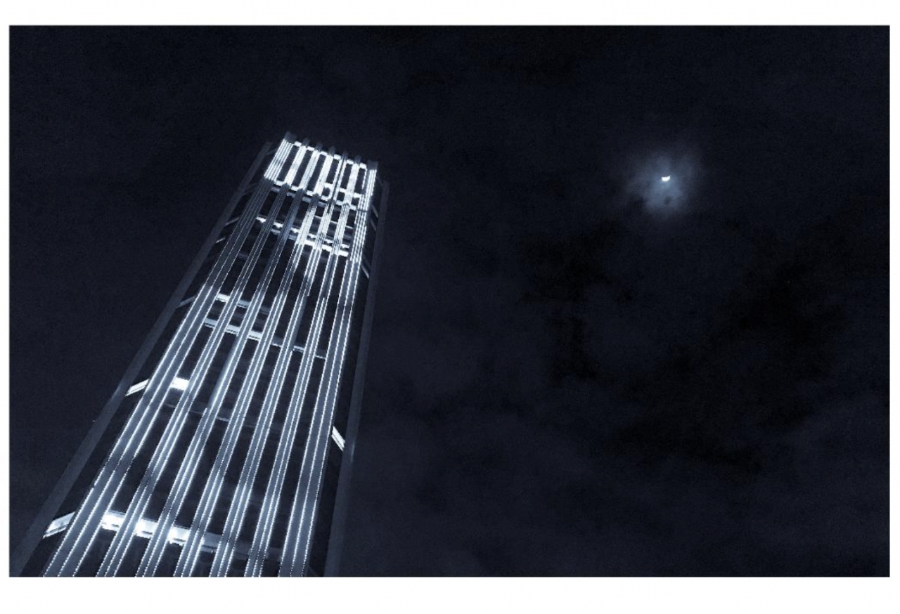 Torre Colpatria y luna en Bogotá|||