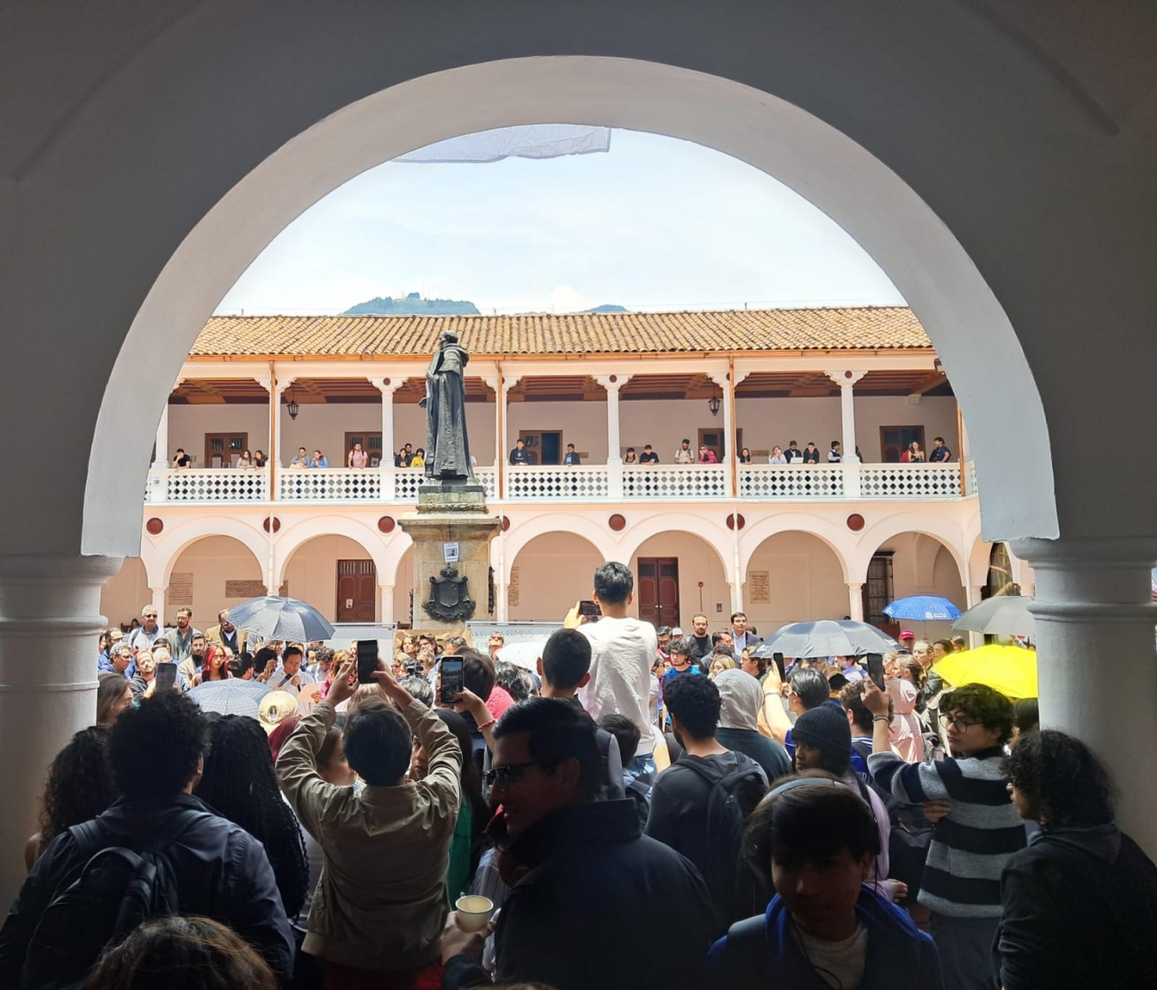 La comunidad rosarista el 17/04/24 en el Claustro.|Pancartas en la universidad que pedían la renuncia de Cheyne|La plaza de la entrada del Claustro, luego de las manifestaciones de sus estudiantes, profesores y egresados|&quot;La generación 2024 hace historia, saludo a los rosaristas del 2053, ¡felices 400 años!|||