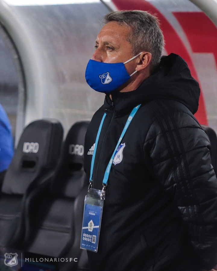 Cort&eacute;s en el banquillo en el Estadio El Camp&Iacute;n