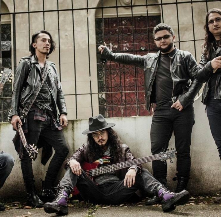 InHead en su m&aacute;s reciente photoshoot,, Miguel en el medio posando con su distintivo bajo.