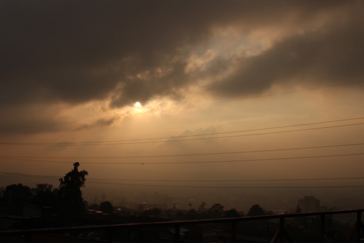 El esmog en un atardecer de la capital|||