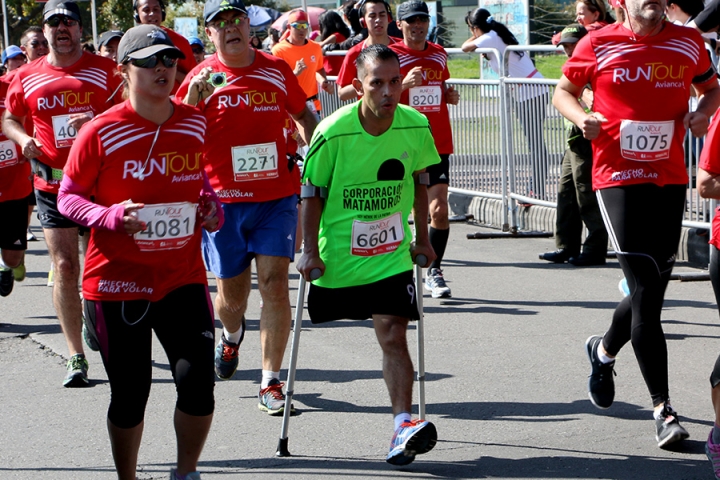 Luis Lozano, víctima de una mina antipersona en 2008, termina la carrera.