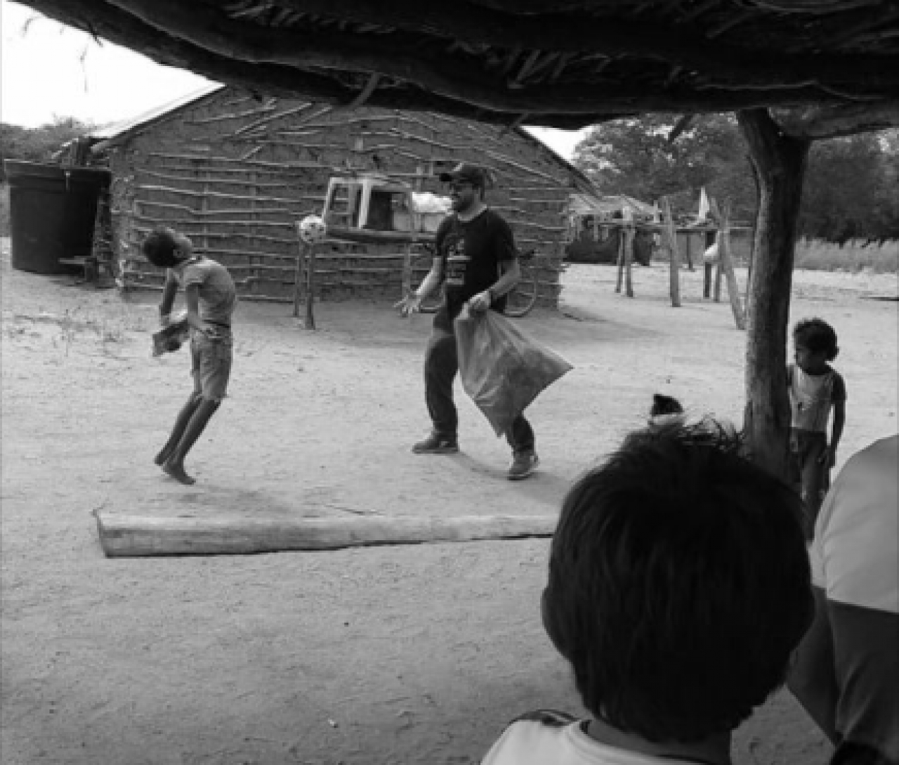 Un juguete, un granito de felicidad|Tierra a la vista.|||