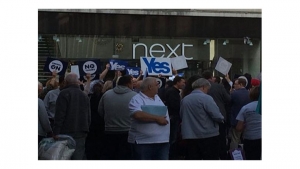Activistas a favor del Sí y del No se encuentran en la ciudad de Perth.|||