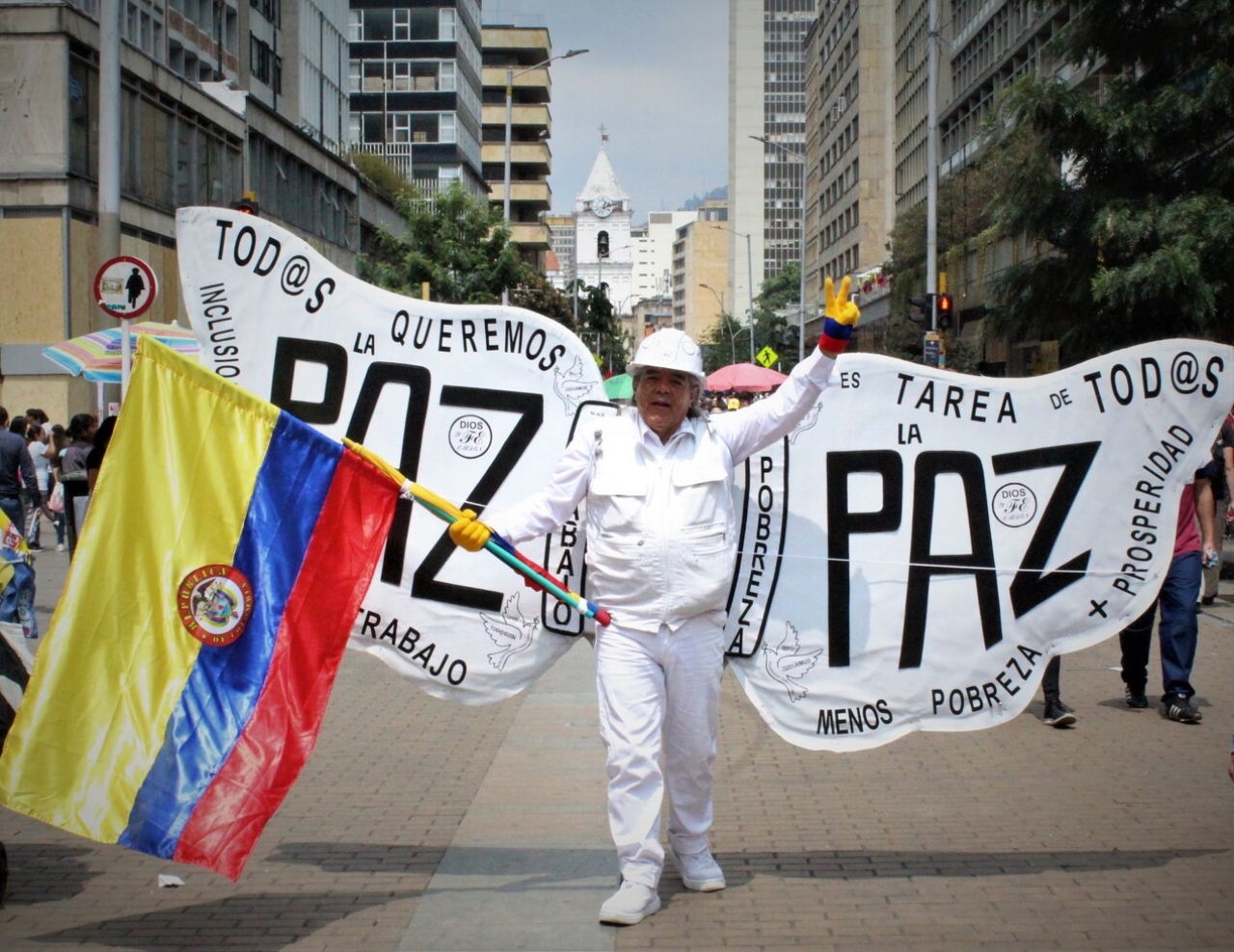 Profesores, estudiantes y ciudadanos marchando para pedirle protección al gobierno por las amenazas que docentes alrededor del país han recibido||||||||||||