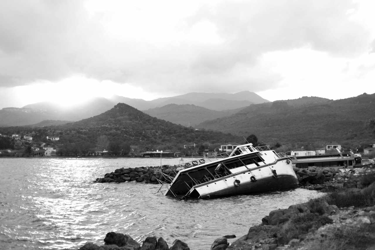 Barco varado en la isla de Lesbos durante la llegada de miles de inmigrantes a la isla (Grecia, 2016)|||