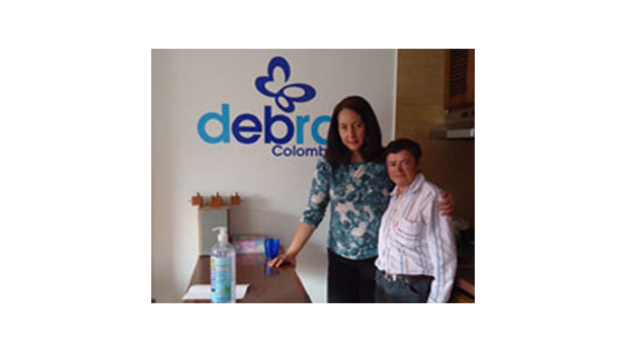 Dra. Liliana Consuegra directora de Debra Colombia, junto a uno de sus pacientes Miguel Machuca.|||