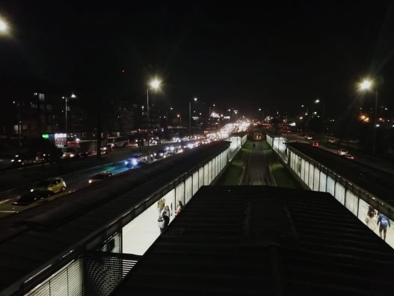 Avenida Calle 26, noche antes del día sin carro|||