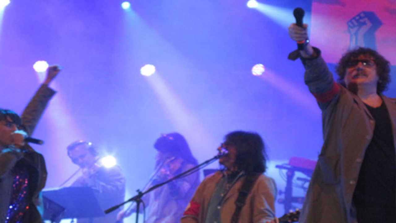 A Charly lo acompañó un grupo de 9 músicos, todos vestidos con un gabán beige y el brazalete de &quot;Say No More&quot;|||