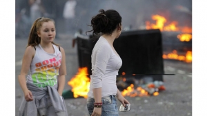 Los disturbios se extendieron a otras ciudades de Inglaterra.|||