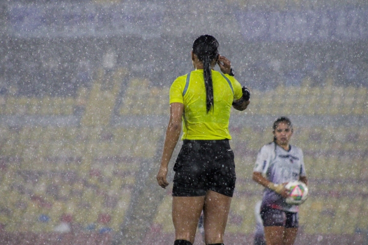 La lluvia no tardó en llegar apenas comenzó el juego