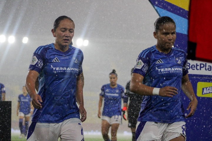 El juego fue detenido al minuto 5 por lluvias