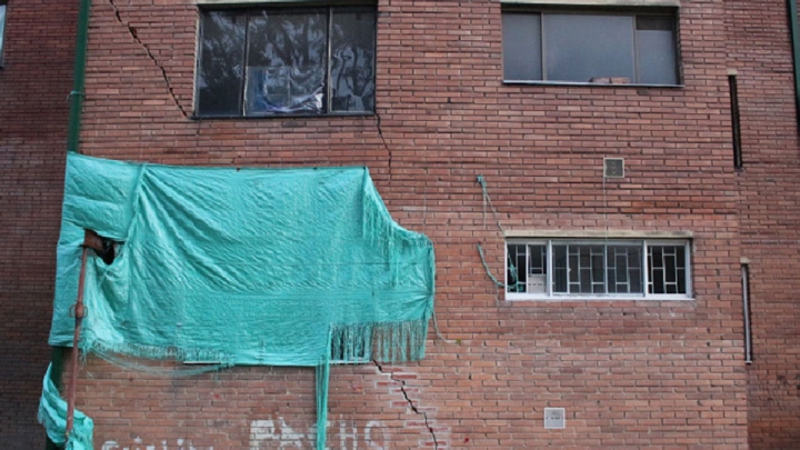 La grieta de m&aacute;s de 5 metros de largo oblig&oacute; a evacuar el edificio afectado