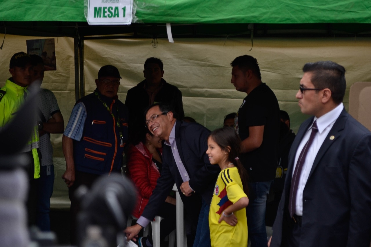 Gustavo Petro vota al sur de la ciudad.|||