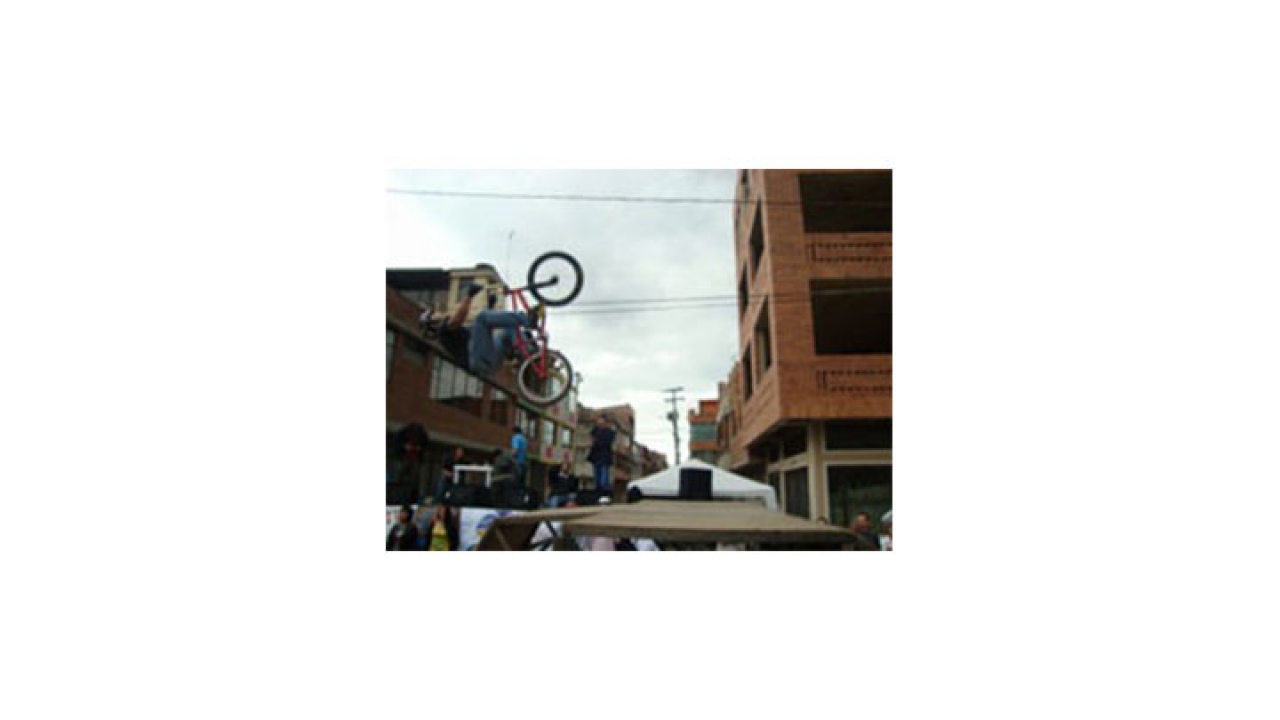 Un practicante de BMX realiza acrobacias en el Skatepark de Villas de Granada|||