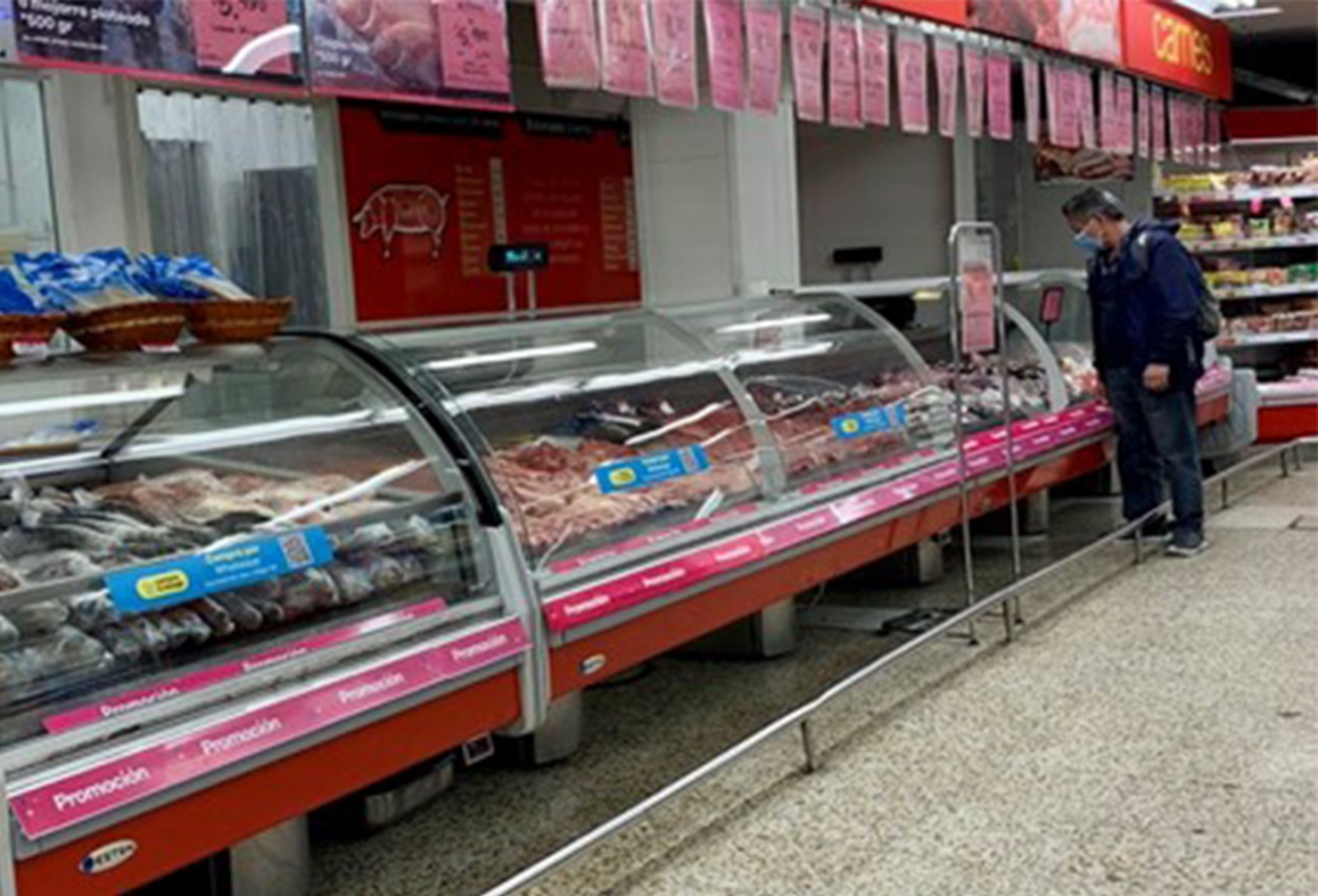 Sección de productos cárnicos en supermercado de Bogotá|Consumo de carne en un año por habitante en Mozambique desde 1961 hasta 2017|Consumo de carne en un año por habitante en China desde 1961 hasta 2017|Incremento de precio de las chatas entre el 2021 y 2022|Incremento de la producción de pollo en Colombia desde 2005 hasta 2020|||